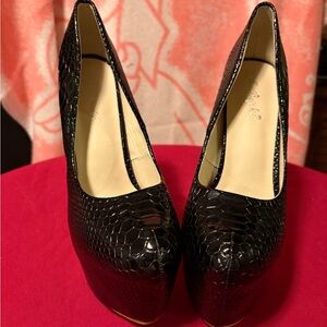 Elegant Black Crocodile Pattern Women's Shoes